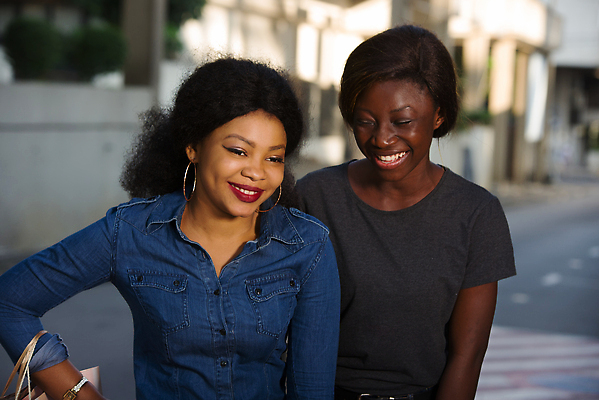 포토 JPG 해외이미지 라이프스타일 옷 여자 행복 2 가방 성공 선물 미소 사람 성인 야외 두명 친구 쇼핑 뷰티 쇼핑백 세일 상점 기쁨 잡기 도시 그룹 구매 고객 만족 소매 해외202310 해외포토 잡화 감정 컨셉 관계 모션 표정 생활 파일형식