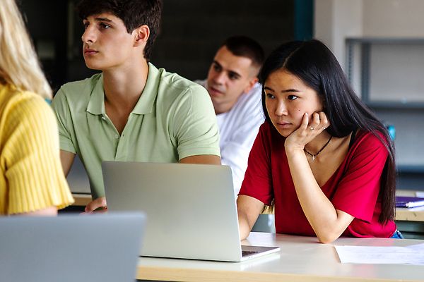 포토 JPG 해외이미지 학생 교육 남자 인터넷 교실 학교 탁자 수업 사람 동양인 소년 여러명 10대 노트북 학습 스터디 컴퓨터 공책 중국 방 시험 기록 그룹 강의 지루함 대학교 온라인 심각 이러닝 해외202310 해외포토 감정 아시아 어린이 가구 다수 컨셉 청소년 문구용품 인종 전자제품 파일형식