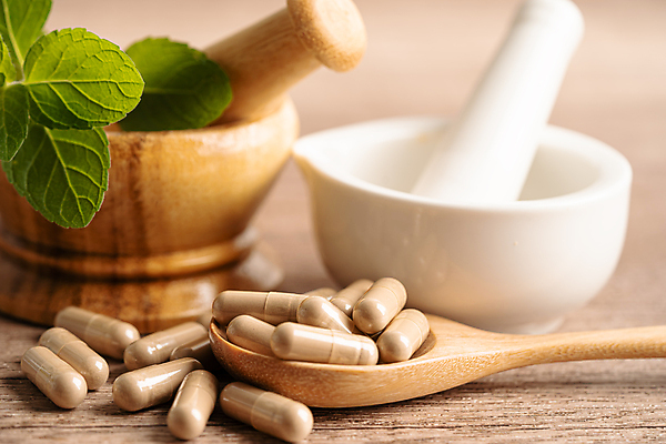 포토 JPG 해외이미지 무료이미지 건강 사람없음 알약 약 숟가락 허브 유기농 절구 절구방아 나무배경 해외202310 해외포토 식물 웰빙 백그라운드 의학 수저 도구 파일형식 무료콘텐츠