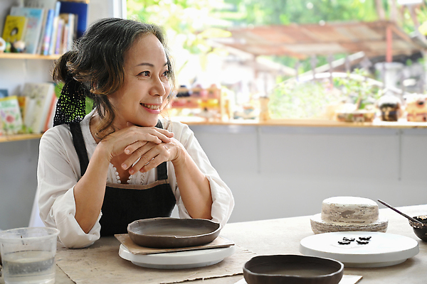 포토 JPG 해외이미지 그릇 여자 한명 상반신 성인 취미 옆모습 앞치마 도자기 도자기공예 집중 만들기 점토 진흙 수공예 도예가 성인여자한명만 도자기공방 해외202309 해외202310 해외포토 직업 1 식기 뷰포인트 컨셉 모션 사람 공예 여자한명만 성인여자만 파일형식