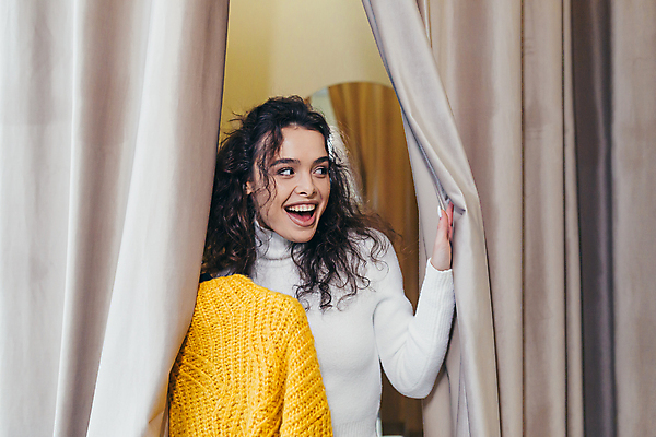 포토 JPG 해외이미지 여자 실내 한명 들기 상반신 성인 앞모습 쇼핑 옷가게 피팅 피팅룸 성인여자한명만 해외202310 해외포토 1 옷 뷰포인트 모션 사람 내부 상점 여자한명만 성인여자만 파일형식