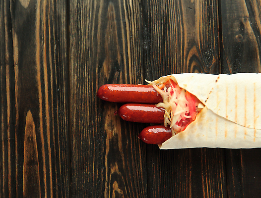 포토 JPG 해외이미지 사람없음 당근 소시지 양배추 케밥 양배추샐러드 피타 카피스페이스 나무배경 해외202310 해외포토 음식 빵 백그라운드 채소 뿌리채소 공백 샐러드 가공식품 파일형식