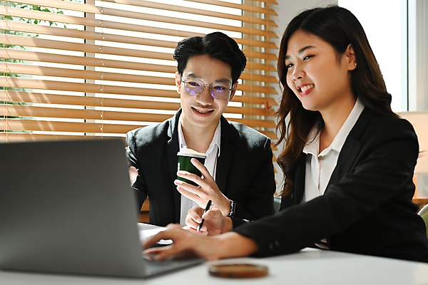 포토 JPG 해외이미지 여자 남자 커피 비즈니스 창문 회의 함께함 앉기 상반신 성인 두명 옆모습 노트북 펜 블라인드 비즈니스맨 비즈니스우먼 그룹 책상 직원 성인만 해외202310 해외포토 음료 뷰포인트 가구 컨셉 모션 사람 전자제품 필기구 커튼 직장인 파일형식