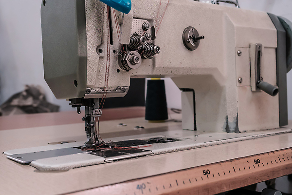 포토 JPG 해외이미지 직업 손 디자인 옷 산업 비즈니스 공장 노동자 직장 취미 사람없음 유행 기계 장비 공구 직물 면 업무 작업실 실 제조 바느질 땀 재단 재단사 방법 핸드메이드 해외202310 해외포토 회사 공업 신체부위 도구 작업 파일형식