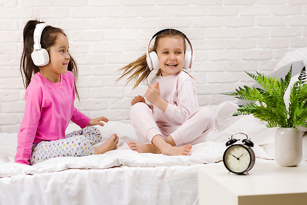 포토 JPG 해외이미지 전신 여자 화분 어린이 잎 베개 탁자 앉기 두명 친구 헤드셋 음악감상 침실 이불 자명종 침대 춤 즐거움 파자마파티 소녀만 해외202310 해외포토 식물 감정 시계 음향기기 가구 관계 침구 모션 문화예술 사람 파티 헤드폰 감상 알람 여자만 어린이만 파일형식