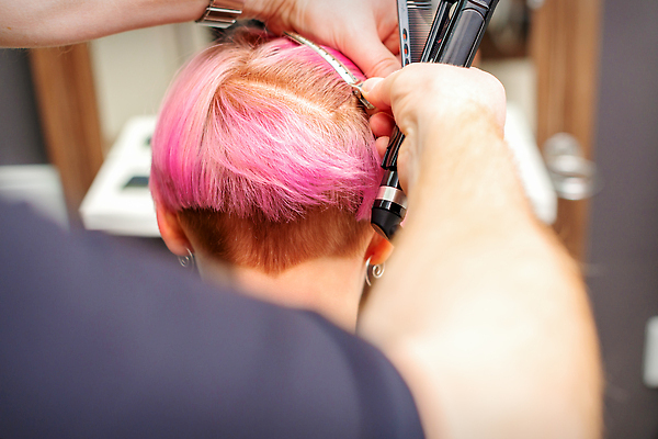 포토 JPG 해외이미지 여자 남자 분홍색 짧은머리 상반신 성인 두명 뒷모습 머리카락 머리빗 머리핀 미용실 미용사 머리손질 고데기 성인만 해외202310 해외포토 직업 헤어스타일 뷰포인트 컬러 장신구 사람 뷰티 머리 미용용품 뷰티샵 헤어용품 파일형식