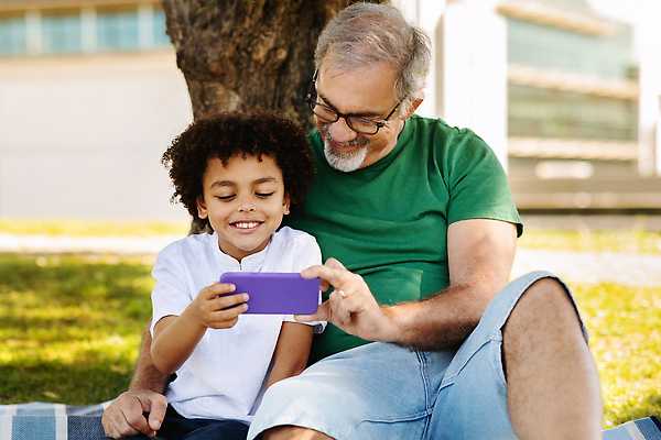 포토 JPG 해외이미지 백인 공원 할아버지 유럽 어린이 흑인 인터넷 가족 관계 손자 휴식 수염 함께함 사랑 사람 앉기 소년 야외 두명 스마트폰 검은색 산책 게임 은퇴 손목시계 긍정 주말 다인종 온라인 동영상 다민족 영상통화 옛날 카피스페이스 혼혈 해외202310 해외포토 서양인 공공시설 노년 남자 감정 나라 시계 컬러 컨셉 장신구 모션 놀이 인종 핸드폰 스마트기기 공백 손주 다문화 통화 파일형식