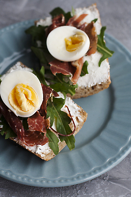 포토 JPG 해외이미지 접시 음식 빵 백그라운드 다이어트 부분 치즈 주택 건조 건강 육류 돼지고기 사람없음 빨간색 초록색 노란색 계란 식사 저녁식사 활발 회색 흰색 신선 아침식사 바게트 다발 매움 햄 날것 향기 토스트 점심식사 콘크리트 맛있는 페타치즈 프로슈토 리코타치즈 해외202310 해외포토 식기 컬러 컨셉 식재료 유제품 건물 알 맛 냄새 파일형식