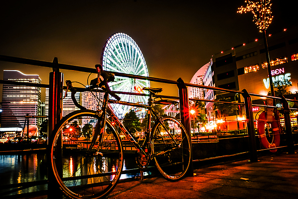 포토 JPG 해외이미지 도로 사람없음 야외 건물 빛 도시풍경 자전거 고층빌딩 도시 바퀴 도쿄 야간 타이어 사이클링 안장 기관 페달 해외202310 해외포토 자연요소 건축물 길 교통시설 풍경 빌딩 일본 바이크 육상스포츠 파일형식