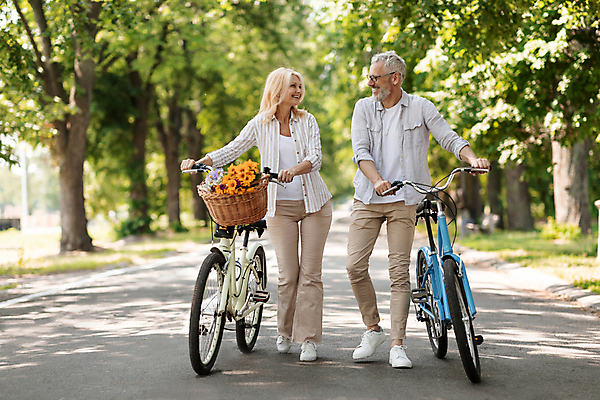 포토 JPG 해외이미지 주간 전신 백인 공원 여자 노년 남자 데이트 웃음 야외 두명 앞모습 마주보기 걷기 자전거 노부부 화목 다정 산책 잡기 노인만 해외202310 해외포토 자연요소 서양인 부부 공공시설 뷰포인트 컨셉 모션 휴식 표정 사람 성인 바이크 성인만 파일형식