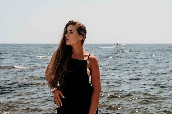 포토 JPG 해외이미지 라이프스타일 여자 행복 바다 여행 자연 하늘 휴가 산 한명 사람 풍경 성인 야외 물 여름 파란색 뷰티 여행객 계곡 트래킹 하이킹 추위 자유 정상 셀프카메라 나눔 수평선 해외202310 해외포토 자연요소 1 계절 감정 컬러 컨셉 레저 생활 사진촬영 생태계 파일형식