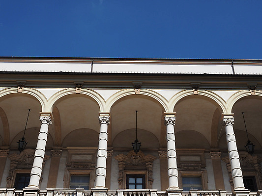 포토 JPG 해외이미지 유럽 건축양식 사람없음 건물 이탈리아 기둥 도시 대학교 타운 산기슭 랜드마크 안뜰 유럽연합 피에몬테 해외202310 해외포토 건축물 건축 나라 학교 산 파일형식
