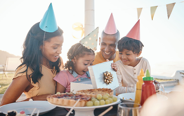 포토 JPG 해외이미지 접시 여자 남자 어린이 가족 안기 소년 여러명 성인 야외 선물상자 놀람 생일파티 즐거움 청포도 가랜드 해외202310 해외포토 식기 감정 다수 관계 모션 포도 표정 선물 사람 상자 생일 파티용품 파일형식