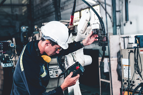 포토 JPG 해외이미지 남자 산업 공장 노동자 작업복 한명 상반신 성인 기계 과학기술 잡기 작업 엔지니어 안전모 프로그래밍 성인남자한명만 해외202310 해외포토 직업 1 옷 공업 모션 기술 사람 기술자 헬멧 안전장비 개발 남자한명만 성인남자만 파일형식