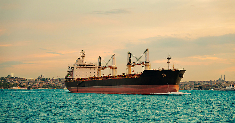 포토 JPG 해외이미지 산업 바다 여행 백그라운드 비즈니스 건축양식 하늘 이스탄불 풍경 사람없음 물 여름 파란색 화물 도시 보트 큼 무역 상업 칠면조 해외202310 해외포토 자연요소 계절 건축 컬러 배_교통 조류 운송업 크기 파일형식 튀르키예