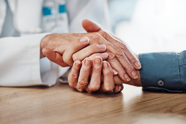 포토 JPG 해외이미지 손 따뜻함 근접촬영 신체부위 손잡기 의사 도움 해외202310 해외포토 뷰포인트 컨셉 모션 사람 의료진 파일형식