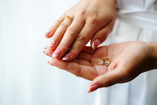 포토 JPG 해외이미지 손 여자 신부 결혼 결혼식 한명 성인 귀걸이 축하 반지 준비 성인여자한명만 해외202310 해외포토 1 컨셉 장신구 사람 이벤트 신체부위 여자한명만 성인여자만 파일형식