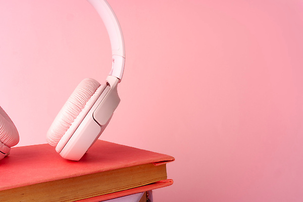 포토 JPG 해외이미지 무료이미지 분홍색 사람없음 책 학습 헤드폰 오브젝트 카피스페이스 오디오북 해외202310 해외포토 교육 컬러 음향기기 공백 파일형식