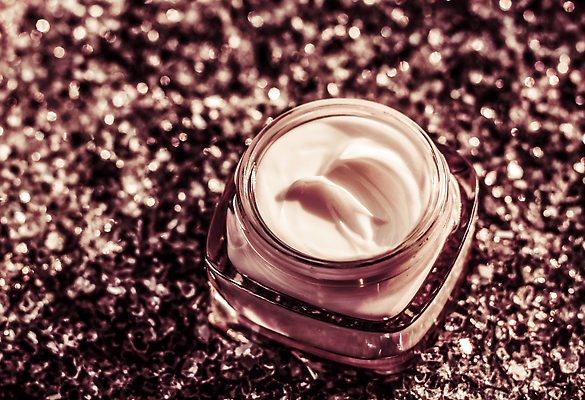 포토 JPG 해외이미지 근접촬영 사람없음 반짝임 고급 피부관리 스킨케어 기초화장품 수분크림 갈색배경 해외202310 해외포토 뷰포인트 백그라운드 컨셉 모션 뷰티 갈색 화장품 파일형식