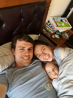 포토 JPG 해외이미지 백인 딸 행복 어린이 컨셉 가족 베개 포옹 엄마 함께함 사랑 미소 세명 침실 침대 아빠 아래 거짓말 해외202310 해외포토 서양인 감정 가구 관계 침구 안기 표정 사람 방향 위치 파일형식