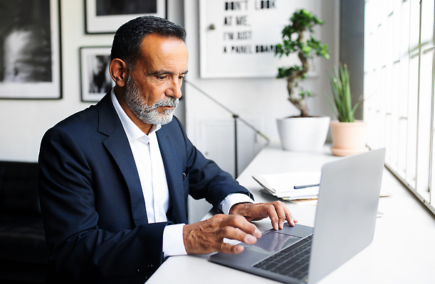 포토 JPG 해외이미지 노년 남자 화분 한명 앉기 정장 상반신 옆모습 노트북 실버라이프 사무실 타이핑 업무 비즈니스맨 책상 실버취업 노인남자한명만 해외202310 해외포토 1 라이프스타일 옷 뷰포인트 가구 비즈니스 모션 사람 성인 전자제품 구직 작업 직장인 남자한명만 노인남자만 파일형식