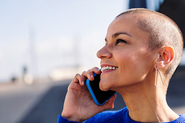 포토 JPG 해외이미지 백인 1 라이프스타일 응시 여자 행복 통신 모바일 말하기 대화 한명 미소 사람 성인 가로 파란색 스마트폰 머리 유행 기쁨 자신감 자르기 전화기 스마트 긍정 부름 채팅 스타일 카피스페이스 해외202310 해외포토 서양인 시선 감정 컬러 컨셉 모션 표정 생활 신체부위 핸드폰 스마트기기 공백 파일형식