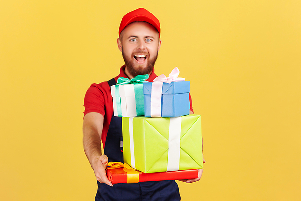 포토 JPG 해외이미지 백인 직업 남자 행복 유니폼 청소년 휴가 노동자 수염 실내 작업복 선물 한명 미소 사람 상자 표현 잡기 배달원 우체부 서비스 주기 딜러 질서 소매 적재 물류 고립 노란배경 많음 해외202310 해외포토 서양인 1 옷 감정 백그라운드 컨셉 모션 표정 내부 노란색 예절 파일형식