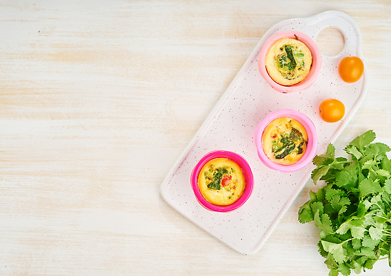 포토 JPG 해외이미지 채소 방울토마토 도마 사람없음 계란 머핀 계란빵 머핀틀 카피스페이스 나무배경 해외202310 해외포토 빵 백그라운드 토마토 주방용품 알 공백 파일형식