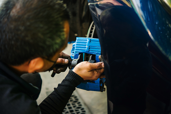 포토 JPG 해외이미지 직업 산업 교통시설 자동차 노동자 사람 사람없음 상점 금속 기계 공연 손상 디스크 작업 바퀴 기술자 변화 실패 수리 브레이크 서비스 타이어 고정 문제 모터 유지 돌봄 자동 제어 조율 차고 해외202310 해외포토 육상교통 교통 컨셉 모션 재질 이벤트 좌절 질병 시설 파일형식