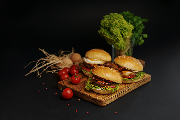 포토 JPG 해외이미지 방울토마토 잔 사람없음 계란 볏짚 나무도마 소고기버거 수제햄버거 해외202310 해외포토 식기 토마토 도마 목재 알 햄버거 짚 파일형식