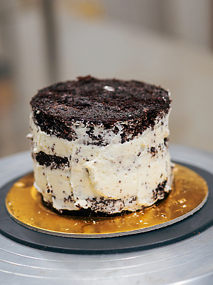 포토 JPG 해외이미지 모양 직업 전통 라이프스타일 손 비즈니스 실내 사탕 요리 한명 사람 사람없음 신체부위 장식 세로 케이크 주방 얼음 앞치마 빵집 기구 달콤 맛 유혹 굽기 계산대 준비 만들기 각도 번짐 토핑 층 충동구매 페스츄리 핸드메이드 휘핑크림 프로스팅 버터크림 스펀지케이크 해외202310 해외포토 자연요소 1 빵 컨셉 모션 디저트 내부 생활 쇼핑 상점 구이 크림 제빵 과소비 휘핑 파일형식 효과