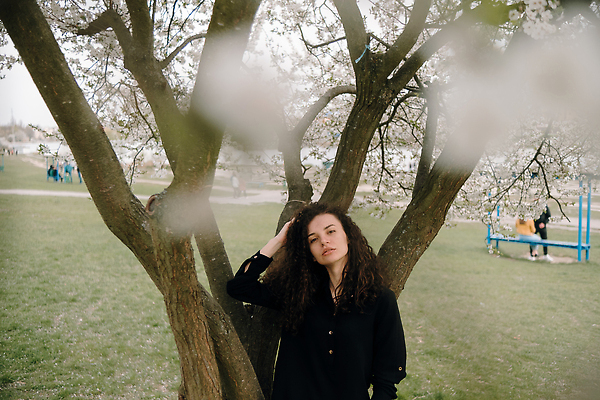 포토 JPG 해외이미지 나무 모델 1 라이프스타일 헤어스타일 응시 드레스 공원 여자 행복 감정 얼굴 자연 실내 한명 미소 사람 성인 야외 초록색 여름 뷰티 유행 기쁨 표현 파마 이발 피부 긍정 내추럴 우크라이나 스타일 해외202310 해외포토 식물 시선 옷 계절 공공시설 유럽 컬러 컨셉 표정 내부 생활 신체부위 생태계 파일형식