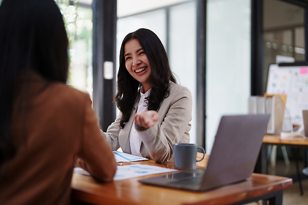 포토 JPG 해외이미지 직업 컨셉 비즈니스 통신 성공 회의 그래프 협력 설계 직장 대화 사람 두명 금융 노트북 컴퓨터 사무실 정보 성장 업무 작업 비즈니스맨 그룹 결과 계획 상담원 토론 분석 동료 보고서 문서 투자 회계 경영 마케팅 프로젝트 브레인스토밍 해외202310 해외포토 남자 회사 관계 말하기 경제 전자제품 직장인 사무원 파일형식