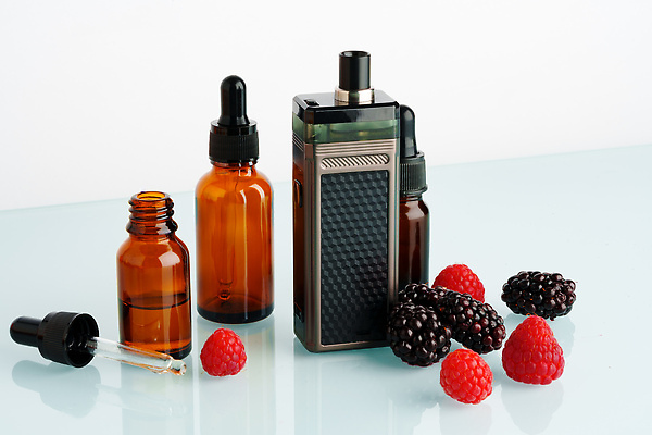 포토 JPG 해외이미지 사람없음 흰배경 산딸기 블랙베리 니코틴 니코틴중독 앰플 전자담배 해외202310 해외포토 백그라운드 과일 담배 흰색 중독 파일형식