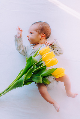 포토 JPG 해외이미지 백인 1 라이프스타일 여자 꽃 행복 얼굴 어린이 분홍색 꽃다발 엄마 휴가 주택 선물 한명 뷰티 놀람 봄 튤립 벚꽃 흰색 침대 축하 아기 신생아 생일 달콤 작음 결백 어머니의날 해외202310 해외포토 서양인 식물 계절 기념일 감정 컬러 가구 컨셉 가족 표정 사람 건물 생활 신체부위 맛 크기 미국문화 파일형식