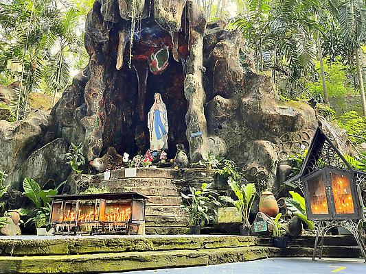 포토 JPG 해외이미지 식물 전통 꽃 기독교 종교 문화 여행 건축양식 자연 사람 동양인 사람없음 야외 조각상 뷰티 정원 기도 예수 동굴 집중 인도네시아 신성 묵주 랜드마크 해외202310 해외포토 건축 아시아 컨셉 종교용품 인종 조형물 신_종교 생태계 파일형식