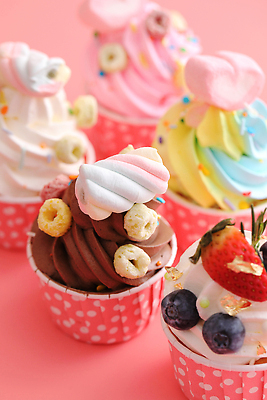 포토 JPG 해외이미지 딸기 사람없음 장식 여러개 달콤 컵케이크 시리얼 생크림 블루베리 마시멜로우 금박 스프링클 분홍색배경 해외202310 해외포토 음식 분홍색 다수 백그라운드 과일 디저트 케이크 맛 크림 파일형식