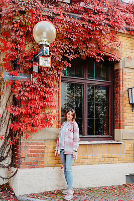 포토 JPG 해외이미지 백인 모델 라이프스타일 여자 행복 유럽 여행 결혼 백그라운드 잎 창문 자연 주택 한명 사람 야외 빨간색 뷰티 도시 옛날 스타일 해외202310 해외포토 서양인 식물 1 감정 나라 컬러 이벤트 건물 생활 생태계 파일형식