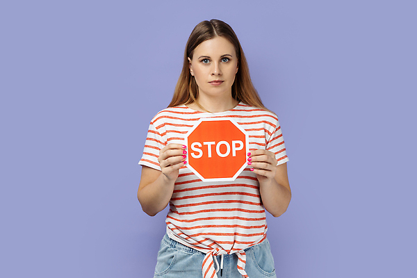 포토 JPG 해외이미지 여자 경고 한명 들기 상반신 성인 앞모습 보라색 표지판 정지 거절 성인여자한명만 해외202310 해외포토 1 뷰포인트 컬러 컨셉 모션 알림판 사람 여자한명만 성인여자만 파일형식