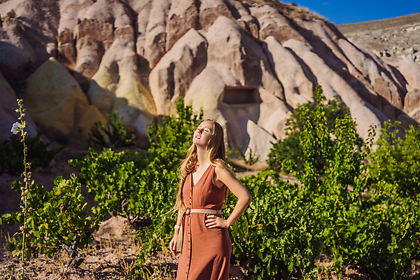 포토 JPG 해외이미지 나무 여자 여행 허리손 한명 성인 야외 눈감음 로맨틱 돌산 성인여자한명만 튀르키예 해외포토 식물 1 아시아 포즈 컨셉 모션 산 사람 여자한명만 성인여자만 파일형식