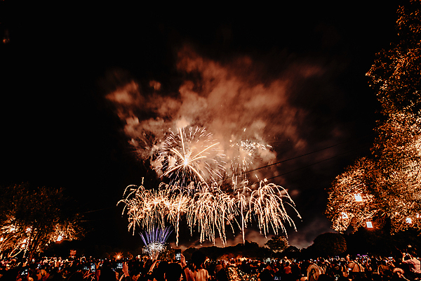 포토 JPG 해외이미지 백그라운드 밤하늘 폭죽 불꽃놀이 사람 이벤트 사람없음 야외 빛 반짝임 축제 어둠 군중 발광 해외202310 해외포토 모션 놀이 하늘 야간 파일형식