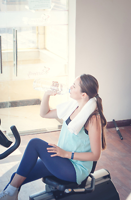 포토 JPG 해외이미지 백인 1 라이프스타일 여자 행복 스포츠 백그라운드 신체 실내 건강 한명 미소 사람 성인 물 운동복 운동 뷰티 에너지 흰색 몸무게 날씬함 연습 클럽 체육관 해외202310 해외포토 자연요소 서양인 옷 감정 컬러 표정 내부 생활 몸매 파일형식