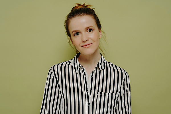 포토 JPG 해외이미지 백인 모델 1 라이프스타일 헤어스타일 옷 여자 행복 유럽 얼굴 벽 포즈 백그라운드 셔츠 친절 실내 한명 미소 사람 성인 10대 빨간색 청춘 뷰티 평화 귀여움 기쁨 달콤 만족 긍정 생강 빨간머리 내추럴 고립 스타일 해외202310 해외포토 서양인 감정 나라 컬러 컨셉 상의 채소 청소년 표정 내부 생활 신체부위 맛 파일형식