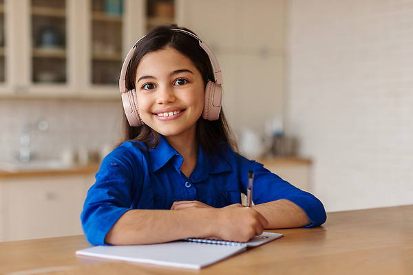 포토 JPG 해외이미지 여자 어린이교육 행복 청소년 수업 한명 상반신 옆모습 10대 학습 헤드셋 공책 기록 강의 온라인 온라인강의 홈스쿨 홈스쿨링 십대여자한명만 해외202310 해외포토 1 교육 감정 뷰포인트 음향기기 문구용품 사람 헤드폰 여자한명만 십대여자만 파일형식 언택트