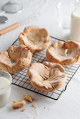 포토 JPG 해외이미지 사람없음 우유 채망 거품기 우유잔 페스츄리 핸드메이드 식힘망 해외202310 해외포토 빵 주방용품 잔 유제품 주방도구 제빵도구 파일형식