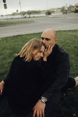 포토 JPG 해외이미지 백인 라이프스타일 커플 행복 데이트 관계 수염 사랑 한명 초록색 여름 금발 검은색 봄 대머리 힙스터 해외202310 해외포토 서양인 1 헤어스타일 계절 패션 감정 컬러 사람 생활 파일형식