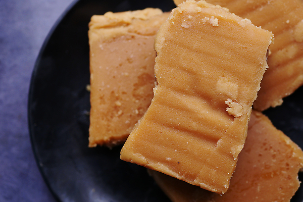 포토 JPG 해외이미지 자연 지팡이 건강 사탕 사람없음 어둠 블록 에너지 달콤 설탕 인도인 큐브 칼로리 영양분 포도당 사탕수수 비건 해외202310 해외포토 외국인 식물 디저트 동양인 맛 생태계 채식주의자 파일형식