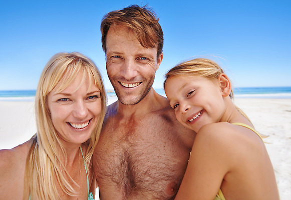 포토 JPG 해외이미지 응시 여자 남자 수영복 행복 어린이 가족 하늘 상반신 성인 해변 야외 앞모습 세명 모래사장 즐거움 해외202310 해외포토 시선 옷 감정 바다 뷰포인트 관계 사람 파일형식