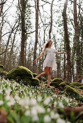 포토 JPG 해외이미지 나무 식물 백인 모델 드레스 계절 꽃 행복 백그라운드 꽃무늬 밭 자연 동화 요정 한명 앉기 풍경 초록색 빛 태양 유행 화목 봄 기쁨 자유 흰색 신선 개화 숲 수집 향기 냄새 마법 내추럴 스노드롭 헌병 해외202310 해외포토 자연요소 서양인 1 옷 감정 컬러 컨셉 무늬 농업 모션 사람 군인 생태계 파일형식