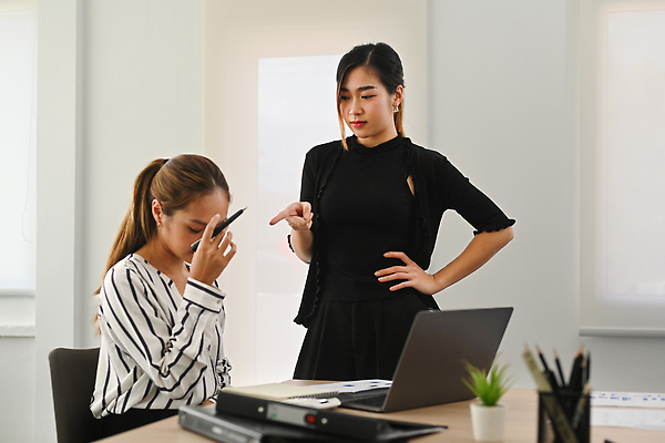 포토 JPG 해외이미지 여자 허리손 의자 스트레스 서기 앉기 상반신 성인 두명 옆모습 노트북 사무실 공책 비즈니스우먼 스마트 책상 연필꽂이 삿대질 타박상 성인여자만 해외202310 해외포토 뷰포인트 포즈 가구 컨셉 비즈니스 모션 문구용품 사람 손짓 전자제품 직장인 상처 여자만 성인만 파일형식